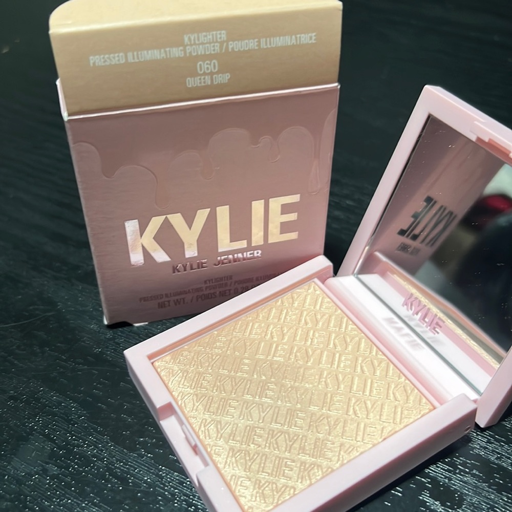 💕🍭Kylie Queen Drip Kylighter Illuminating Powder